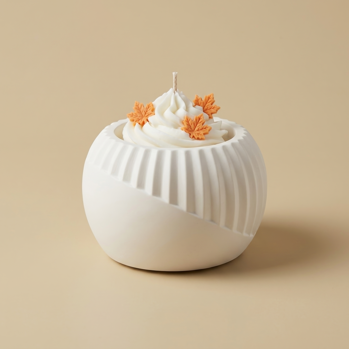 Handmade Maple Frost candle by Glowbaltic, whipped wax top with maple leaves from wax - handmade