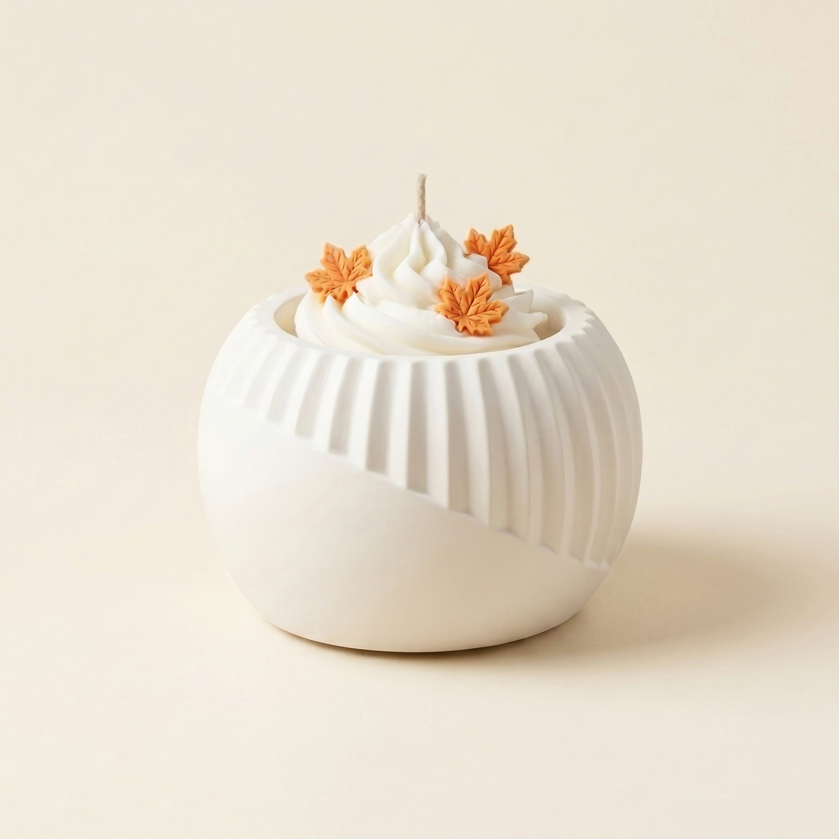 Handmade Maple Frost candle by Glowbaltic, whipped wax top with maple leaves from wax - handmade